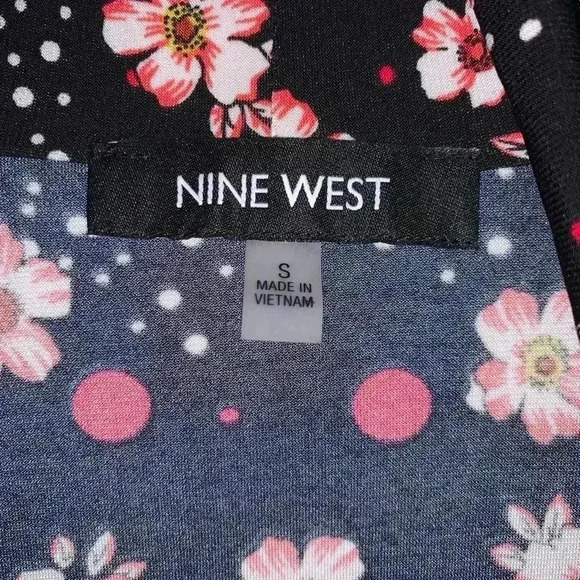 Nine West Women’s Small Sleeveless Blouse - Picture 2 of 2